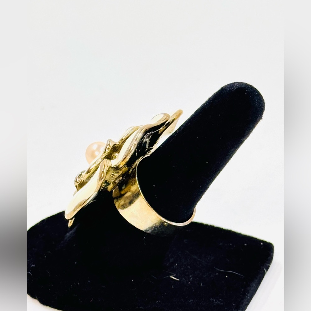 Elegant Gold Tone Cream Enamel Flower 🌼 Ring W/Pearl Accent Size 5.5 - Picture 3 of 3